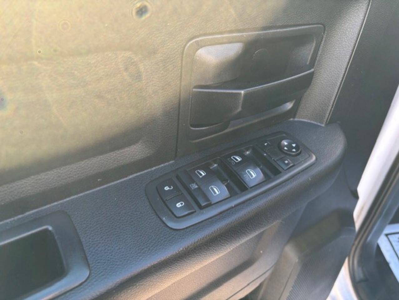 2014 RAM 1500 4WD 5.7L V8 HEMI **CREW CAB-5.7L V8-1 OWNER** Photo