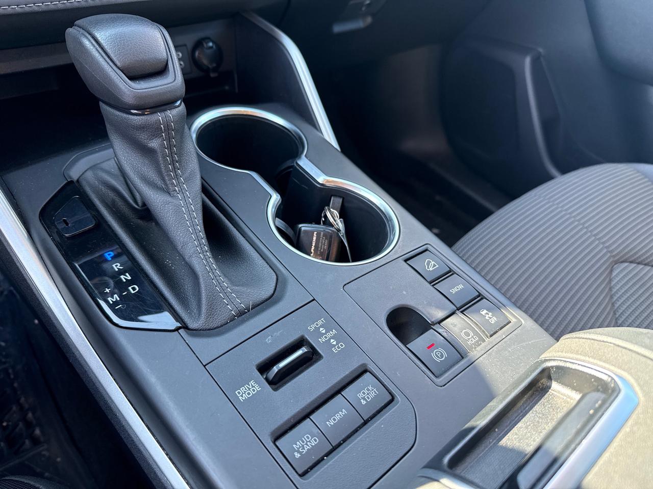 2023 Toyota Highlander LE 4dr All-wheel Drive Photo