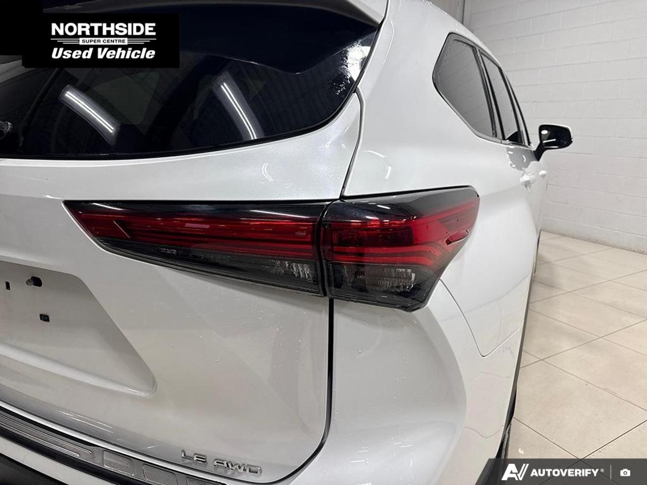 2022 Toyota Highlander LE 4dr All-wheel Drive Photo