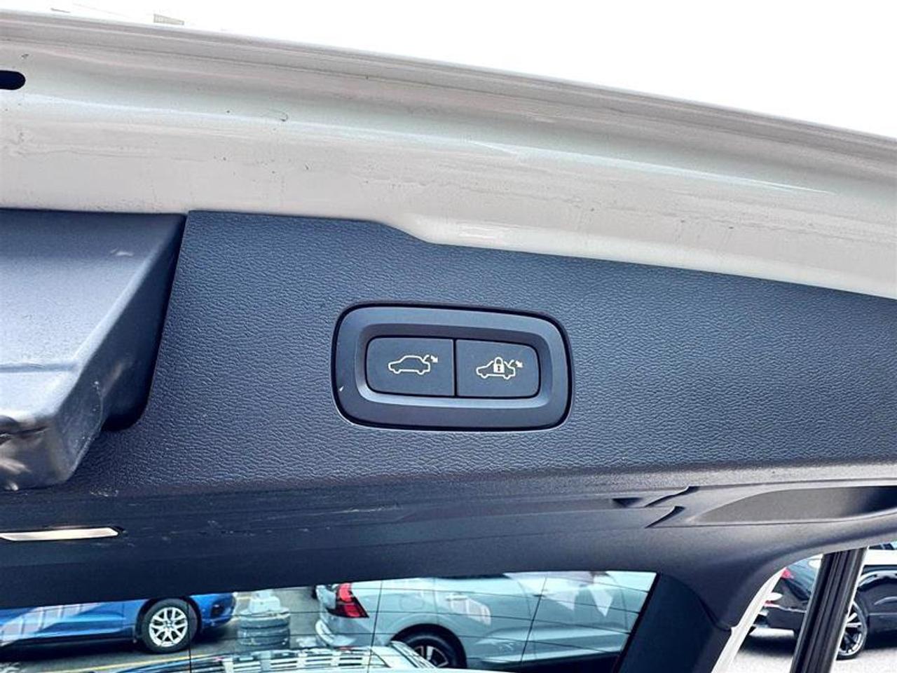 2023 Volvo V60 Recharge Recharge Ultimate - Dark Photo