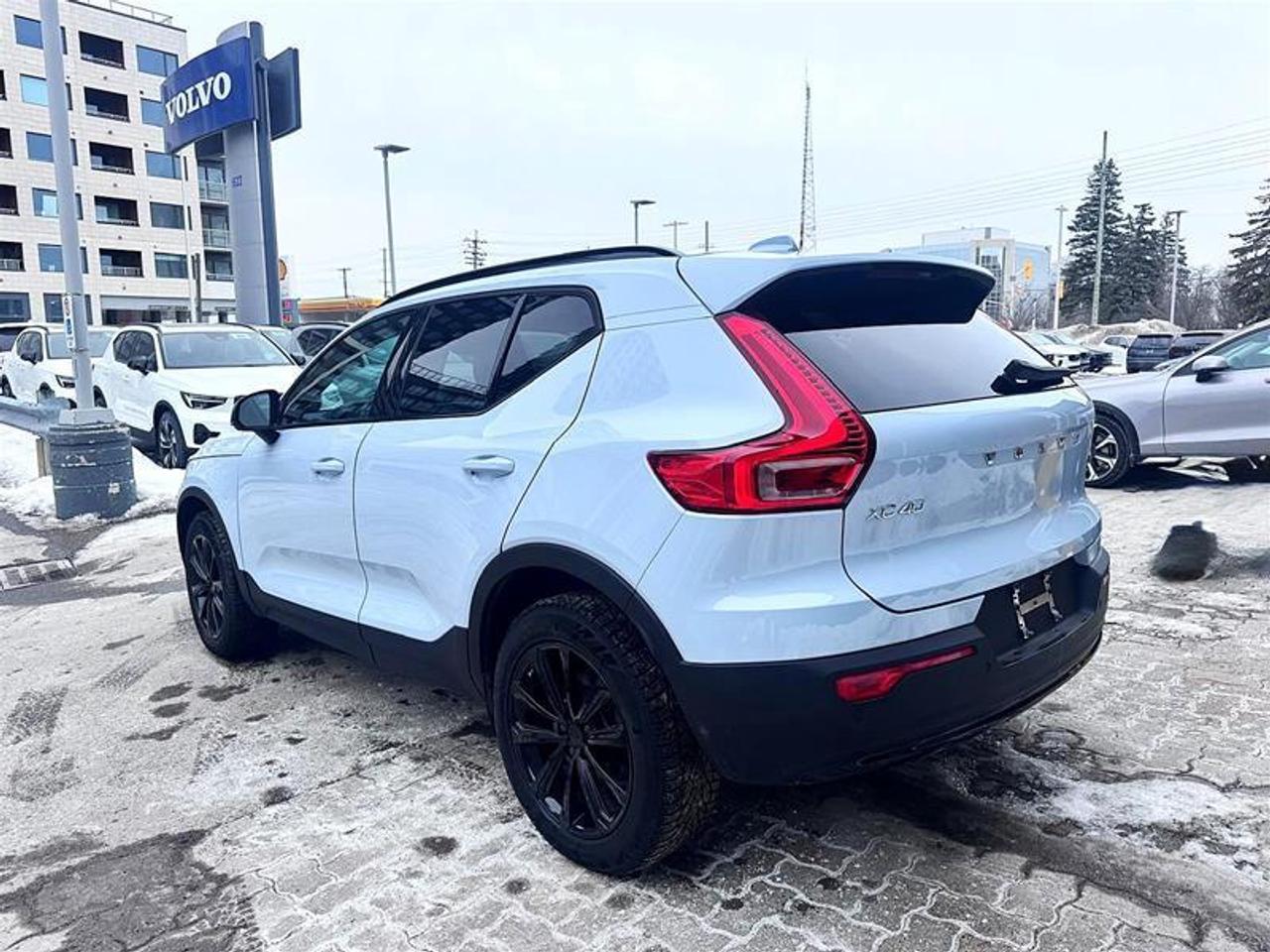 2024 Volvo XC40 B5 AWD Core Bright Theme Photo3