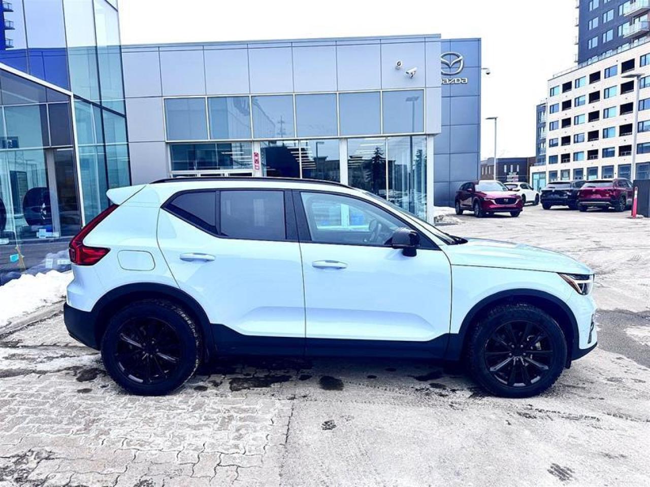 2024 Volvo XC40 B5 AWD Core Bright Theme Photo