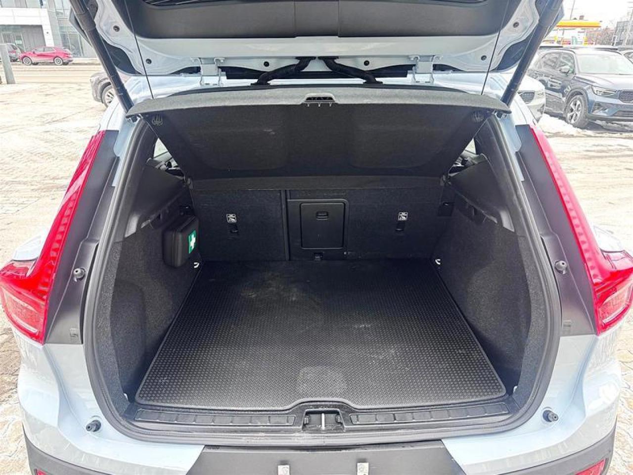 2024 Volvo XC40 B5 AWD Core Bright Theme Photo