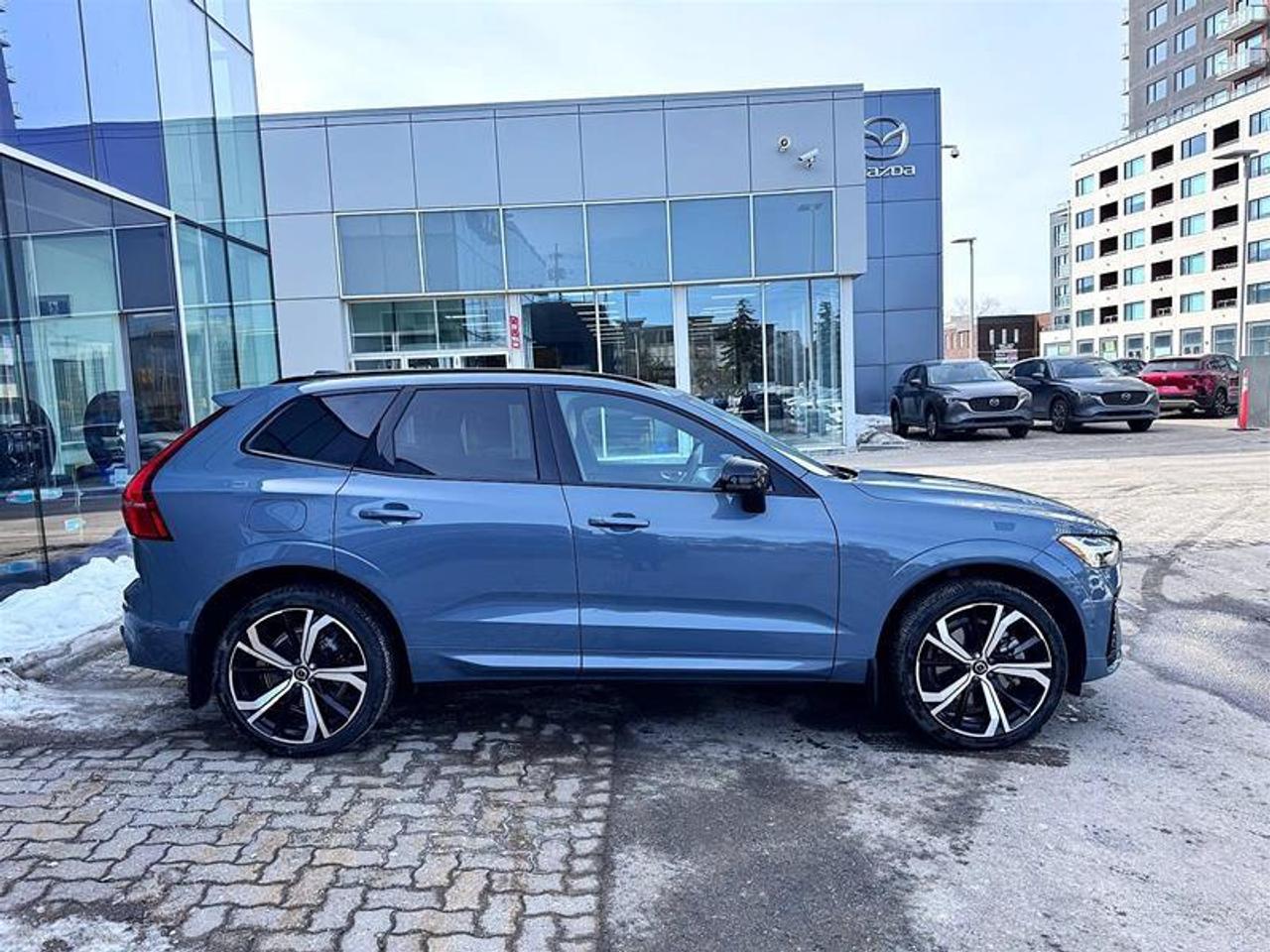 2024 Volvo XC60 Recharge T8 eAWD PHEV Ultimate Dark Theme Photo