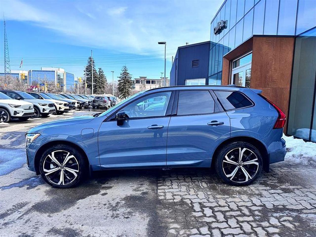 2024 Volvo XC60 Recharge T8 eAWD PHEV Ultimate Dark Theme Photo