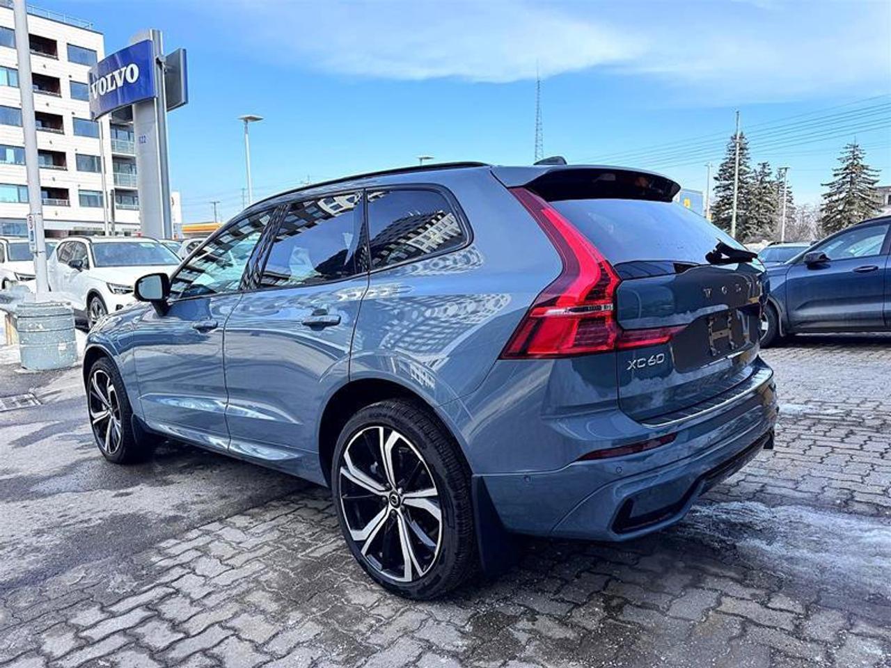 2024 Volvo XC60 Recharge T8 eAWD PHEV Ultimate Dark Theme Photo