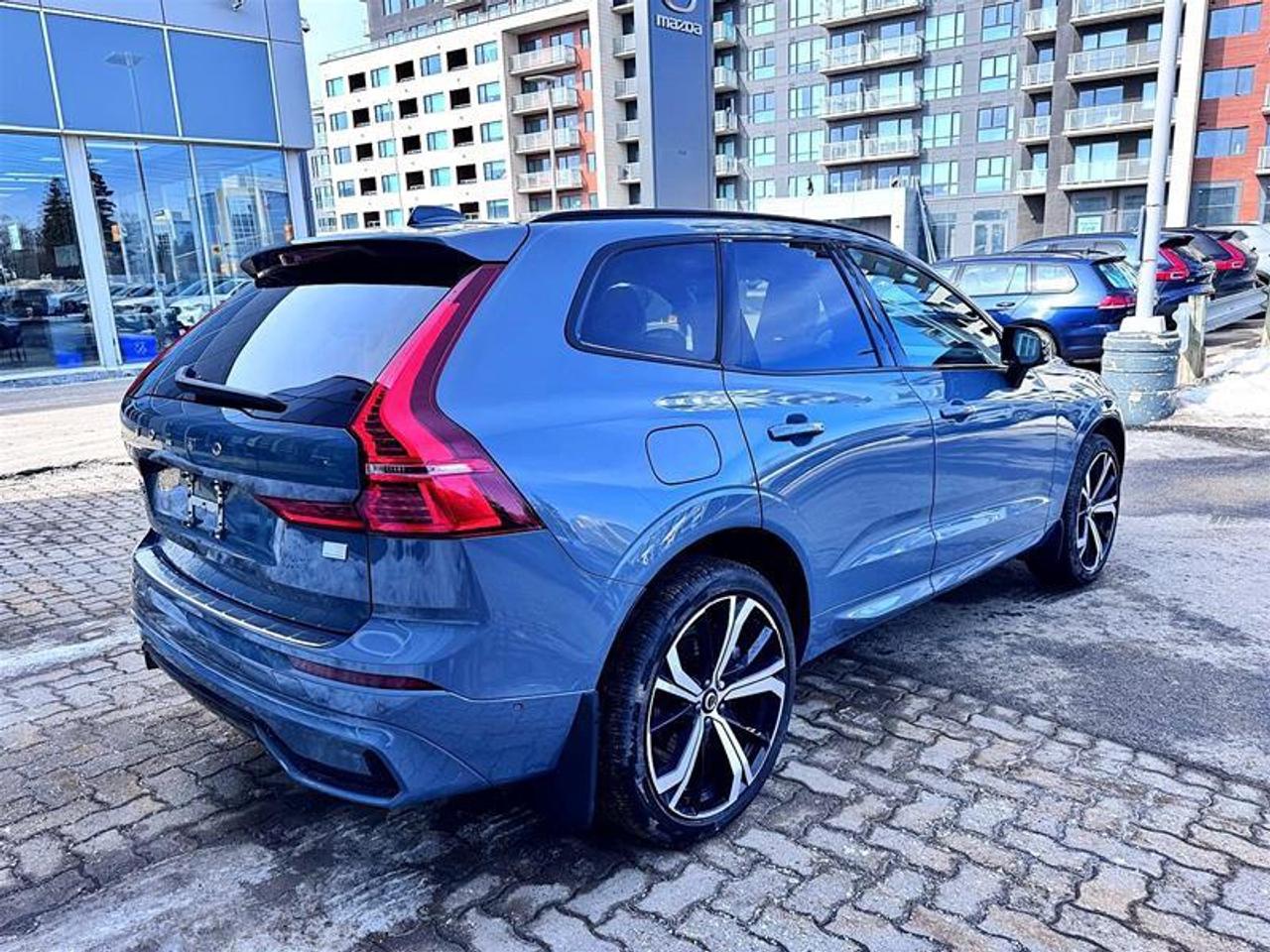 2024 Volvo XC60 Recharge T8 eAWD PHEV Ultimate Dark Theme Photo2