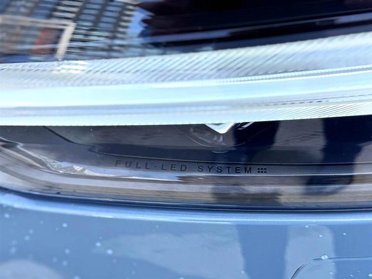 2024 Volvo XC60 Recharge T8 eAWD PHEV Ultimate Dark Theme Photo