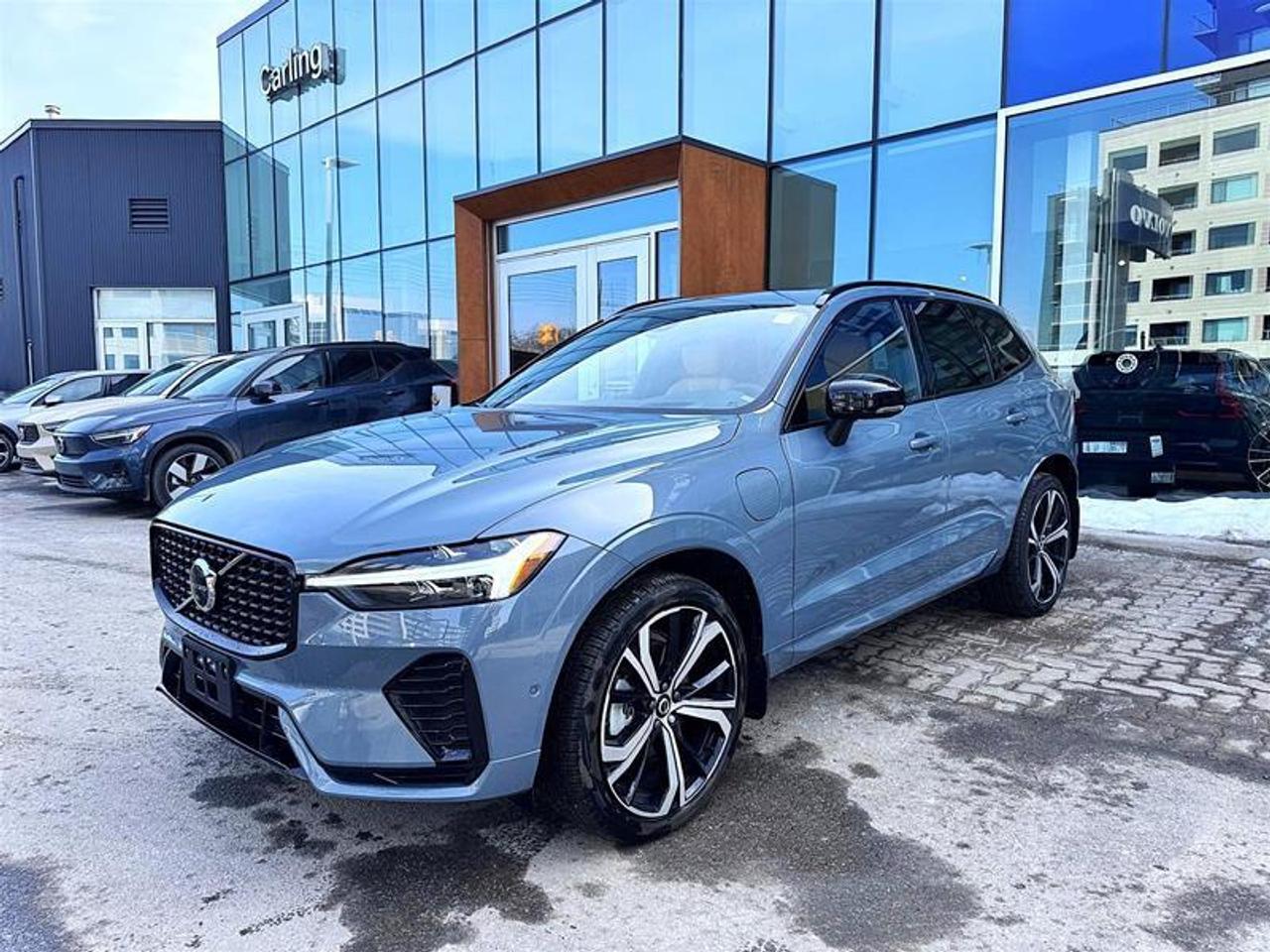 2024 Volvo XC60 Recharge T8 eAWD PHEV Ultimate Dark Theme Photo