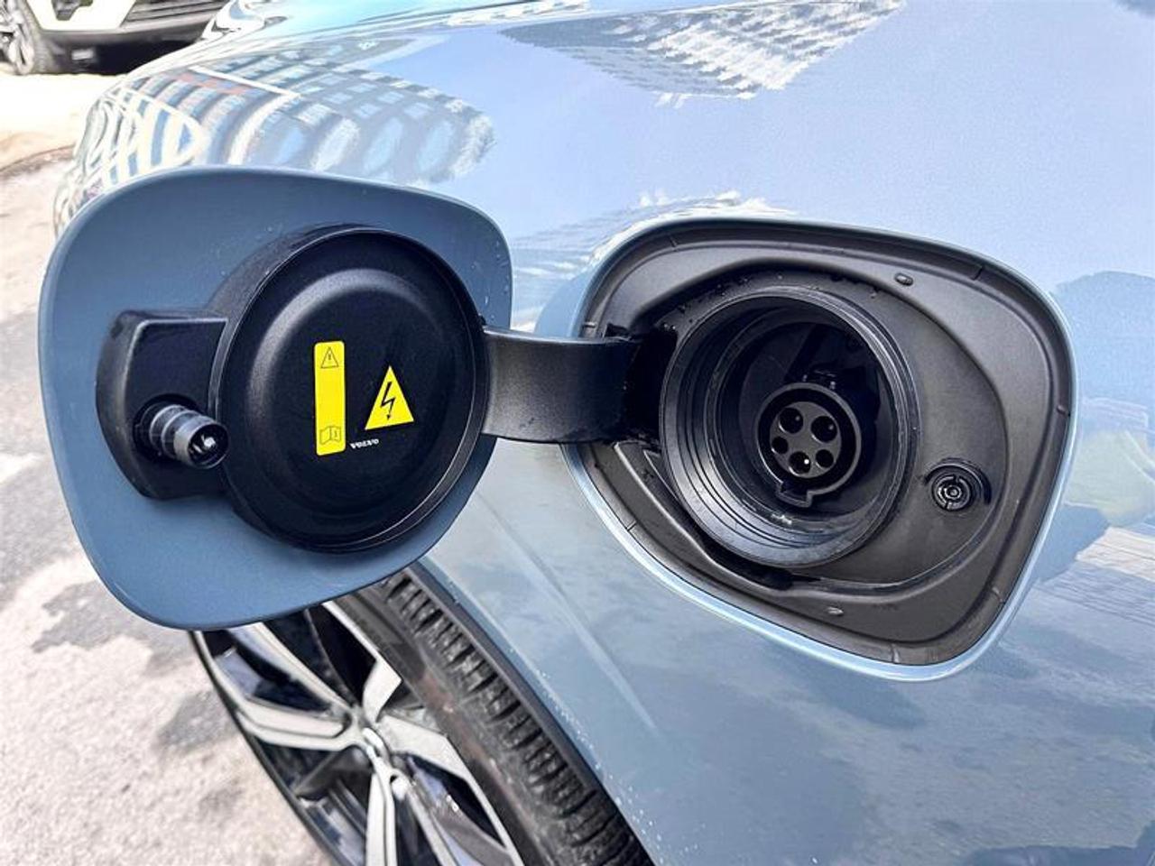 2024 Volvo XC60 Recharge T8 eAWD PHEV Ultimate Dark Theme Photo