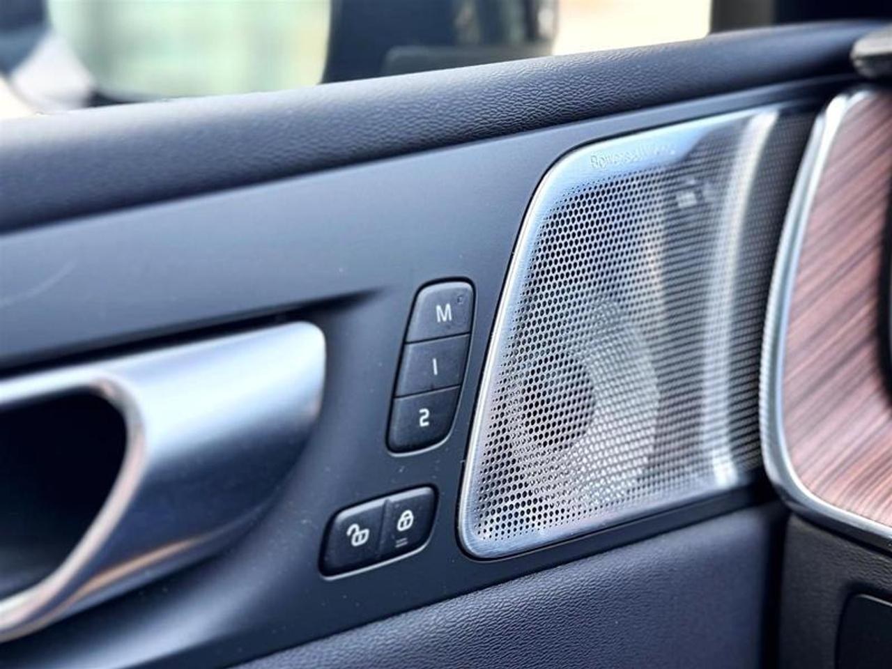 2024 Volvo XC60 Recharge T8 eAWD PHEV Ultimate Dark Theme Photo