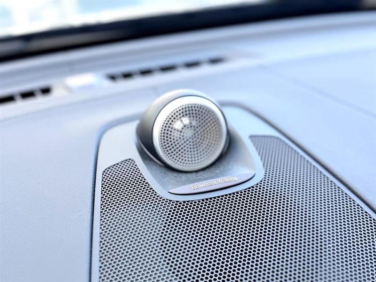 2024 Volvo XC60 Recharge T8 eAWD PHEV Ultimate Dark Theme Photo