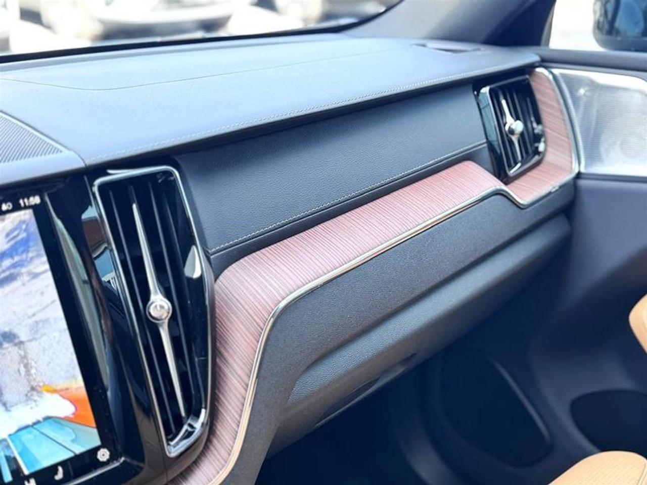 2024 Volvo XC60 Recharge T8 eAWD PHEV Ultimate Dark Theme Photo