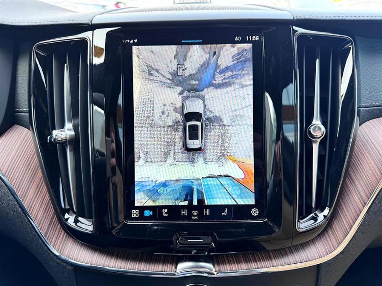 2024 Volvo XC60 Recharge T8 eAWD PHEV Ultimate Dark Theme Photo