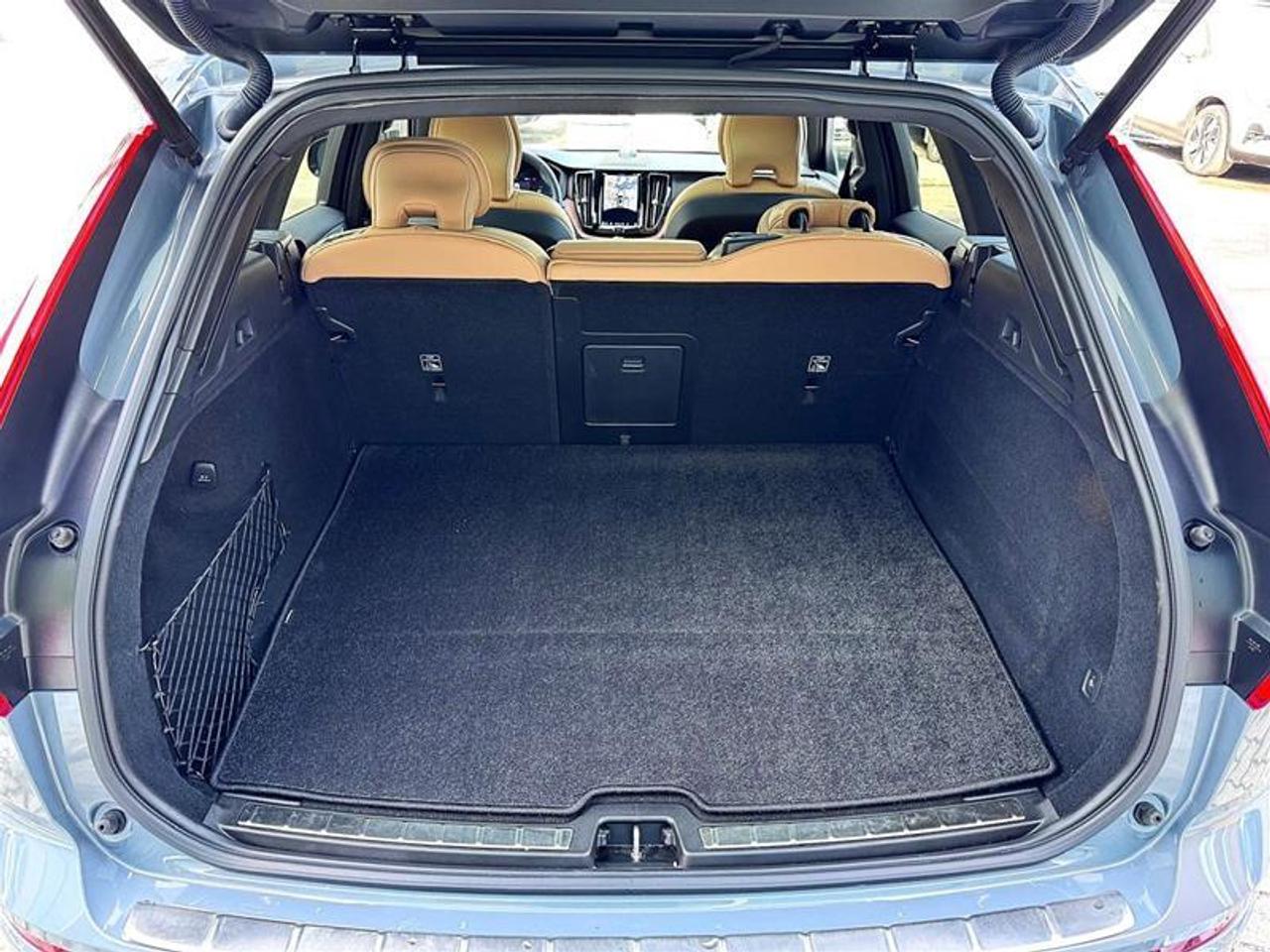 2024 Volvo XC60 Recharge T8 eAWD PHEV Ultimate Dark Theme Photo