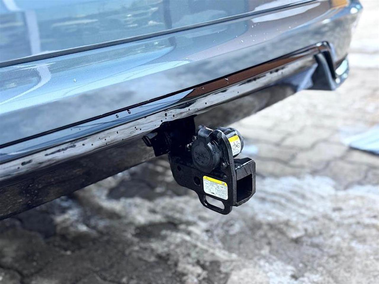 2024 Volvo XC60 Recharge T8 eAWD PHEV Ultimate Dark Theme Photo