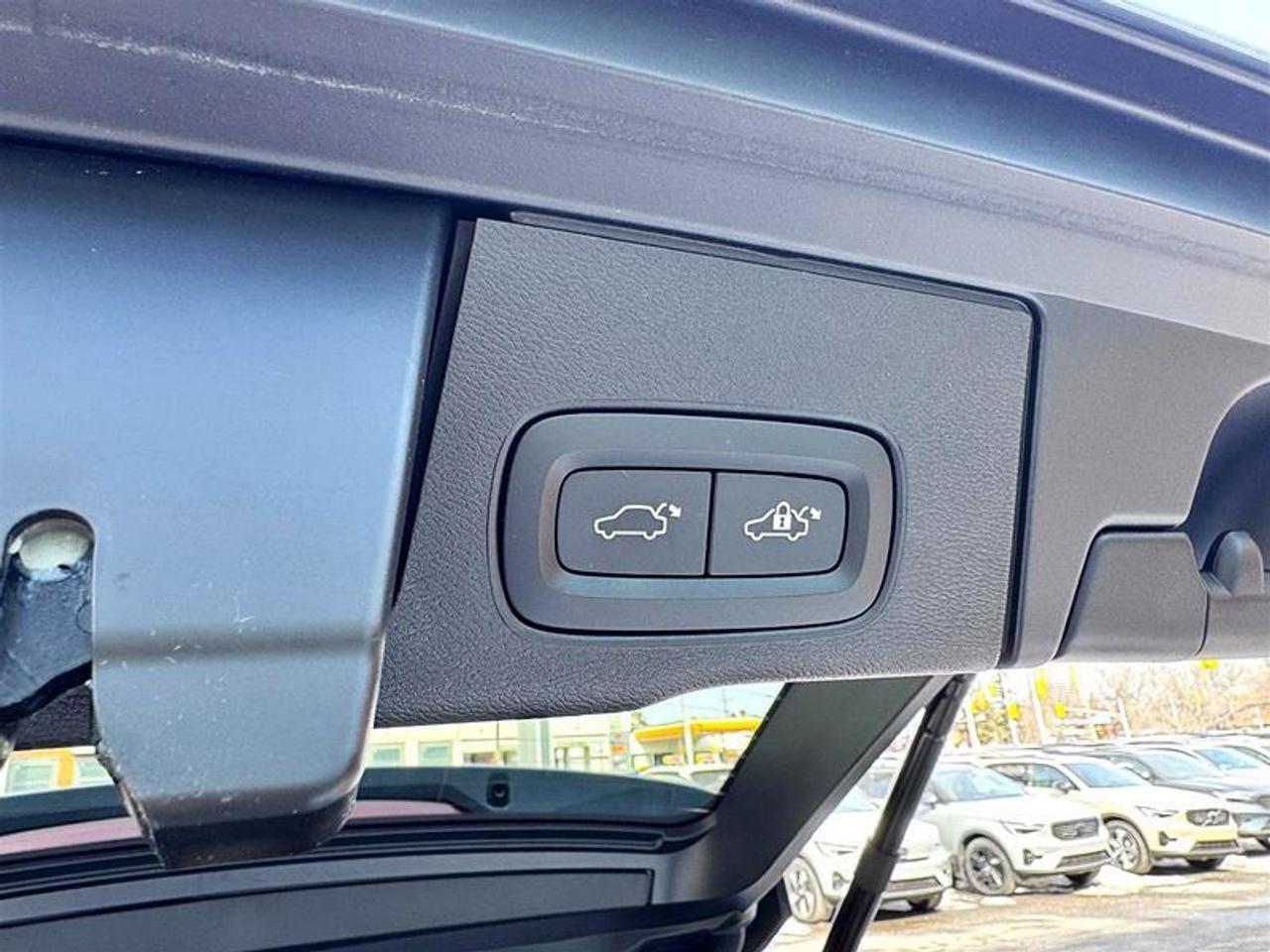 2024 Volvo XC60 Recharge T8 eAWD PHEV Ultimate Dark Theme Photo