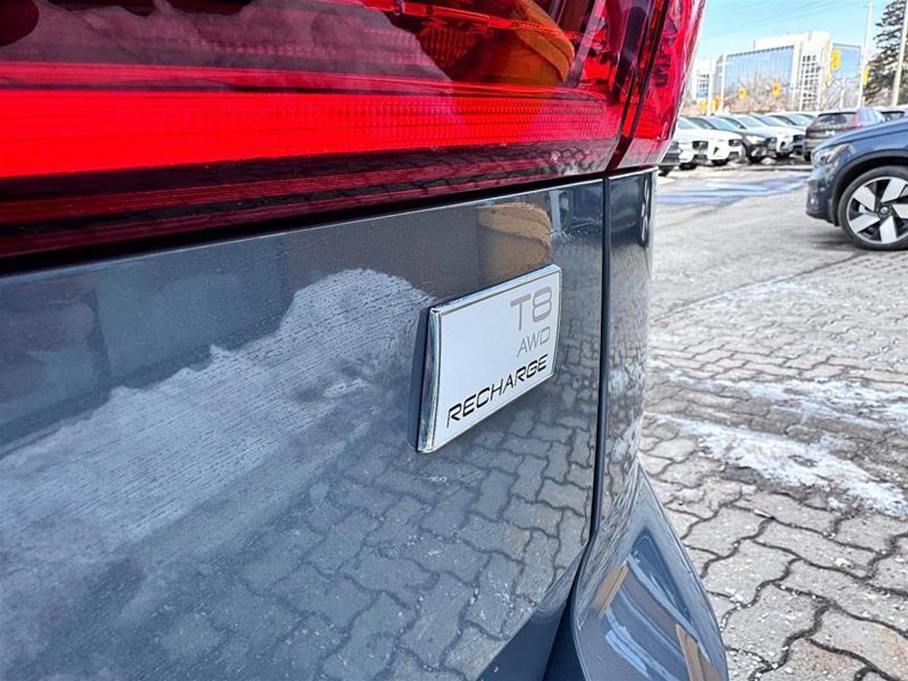 2024 Volvo XC60 Recharge T8 eAWD PHEV Ultimate Dark Theme Photo