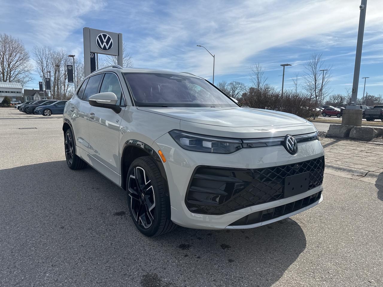 2025 Volkswagen Tiguan HIGHLINE R-LINE 4MOTION Photo