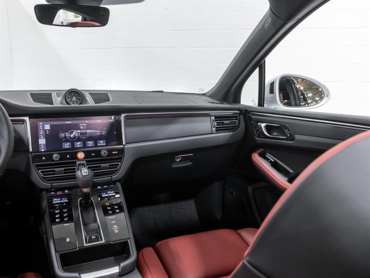 2026 Porsche Macan  Photo