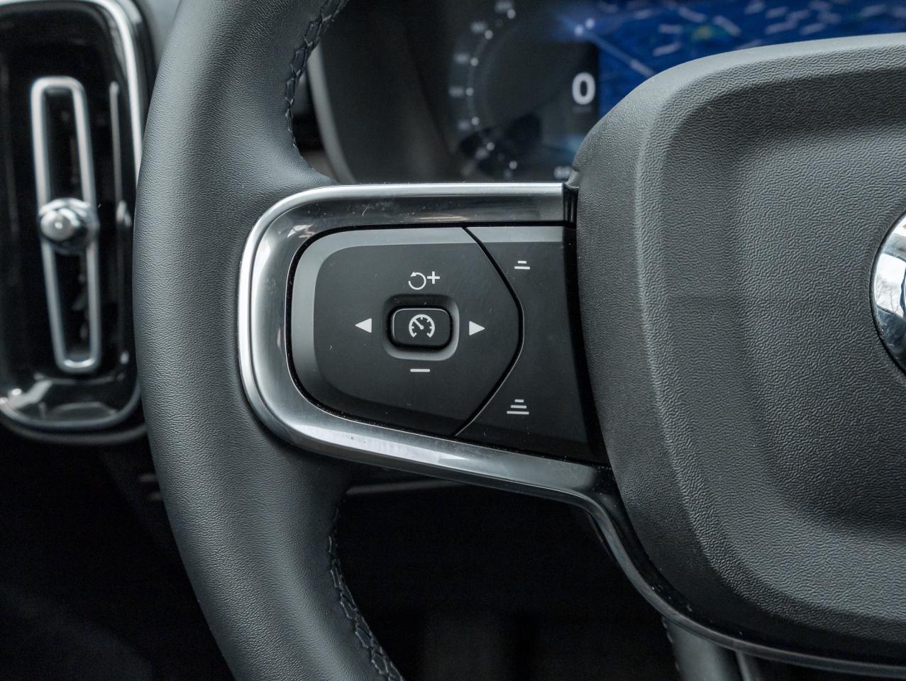 2025 Volvo XC40 B5 AWD  CPO FINANCE RATE 3.49%*(24M)-4%*(48M) Photo