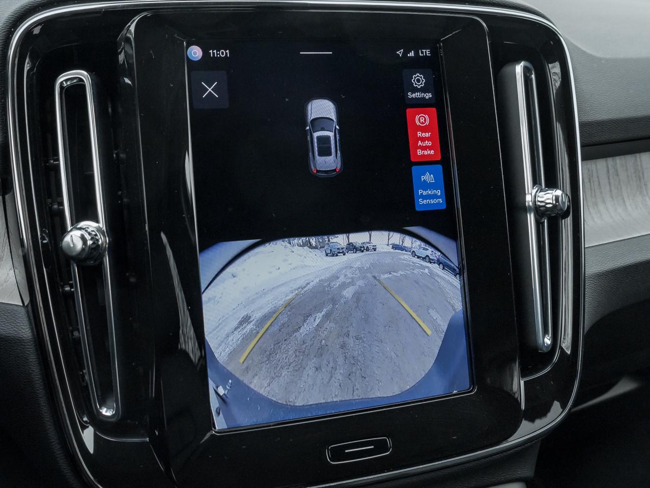 2025 Volvo XC40 B5 AWD  CPO FINANCE RATE 3.49%*(24M)-4%*(48M) Photo