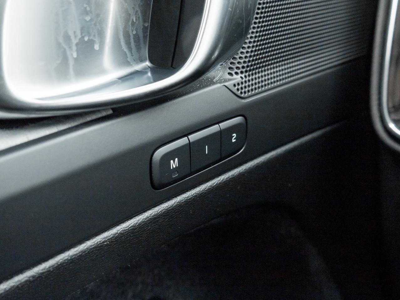 2025 Volvo XC40 B5 AWD  CPO FINANCE RATE 3.49%*(24M)-4%*(48M) Photo