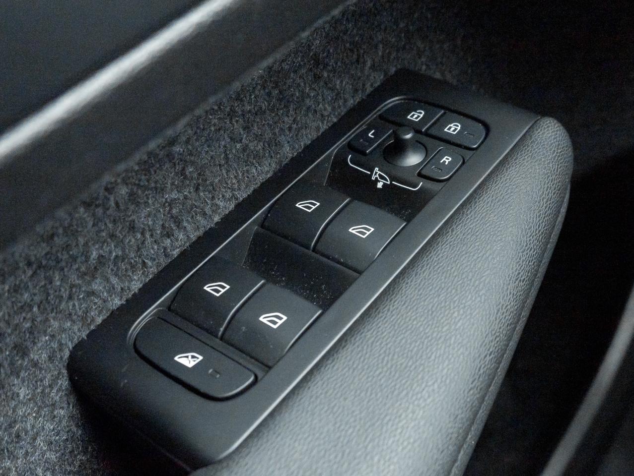 2025 Volvo XC40 B5 AWD  CPO FINANCE RATE 3.49%*(24M)-4%*(48M) Photo