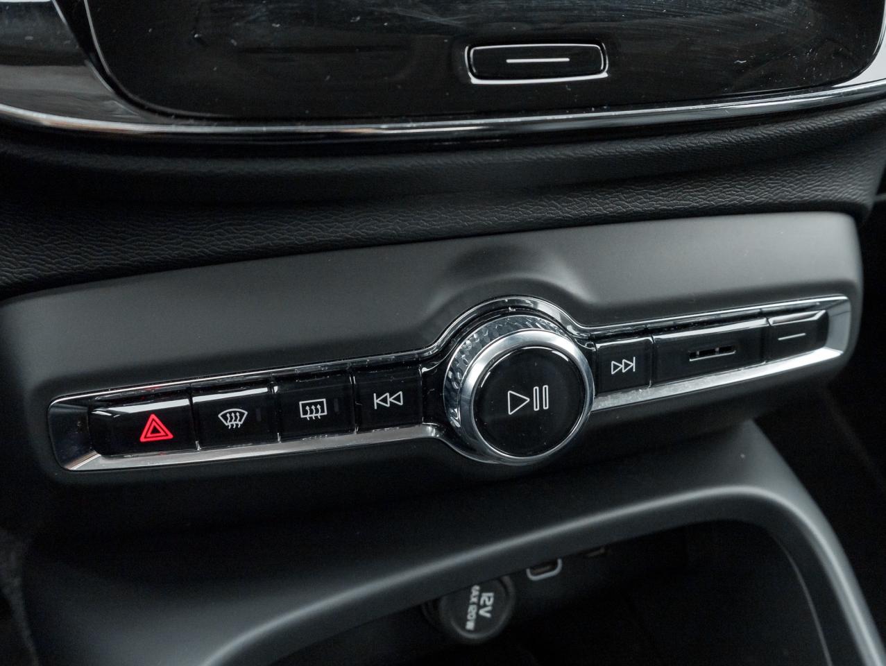 2025 Volvo XC40 B5 AWD  CPO FINANCE RATE 3.49%*(24M)-4%*(48M) Photo