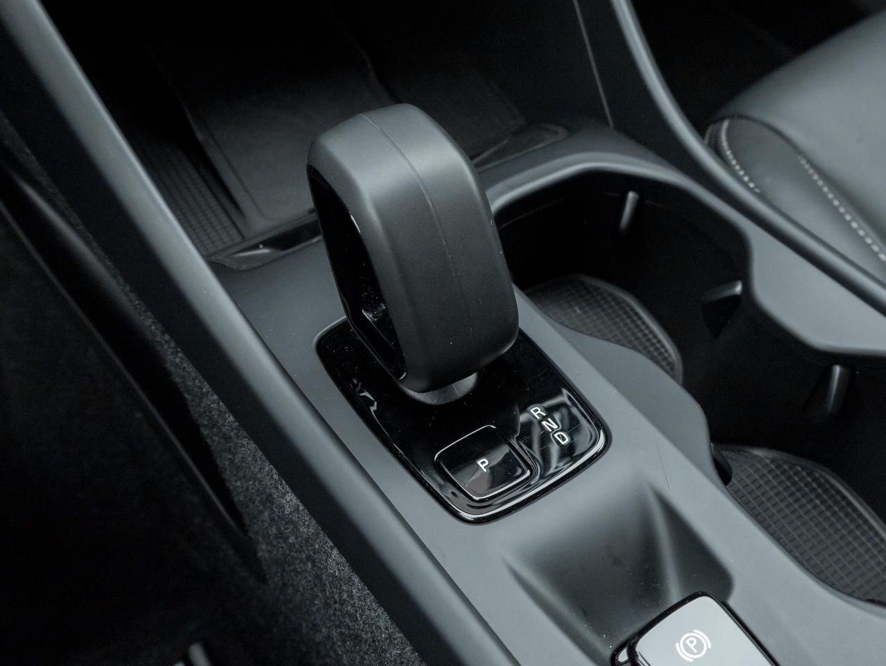 2025 Volvo XC40 B5 AWD  CPO FINANCE RATE 3.49%*(24M)-4%*(48M) Photo