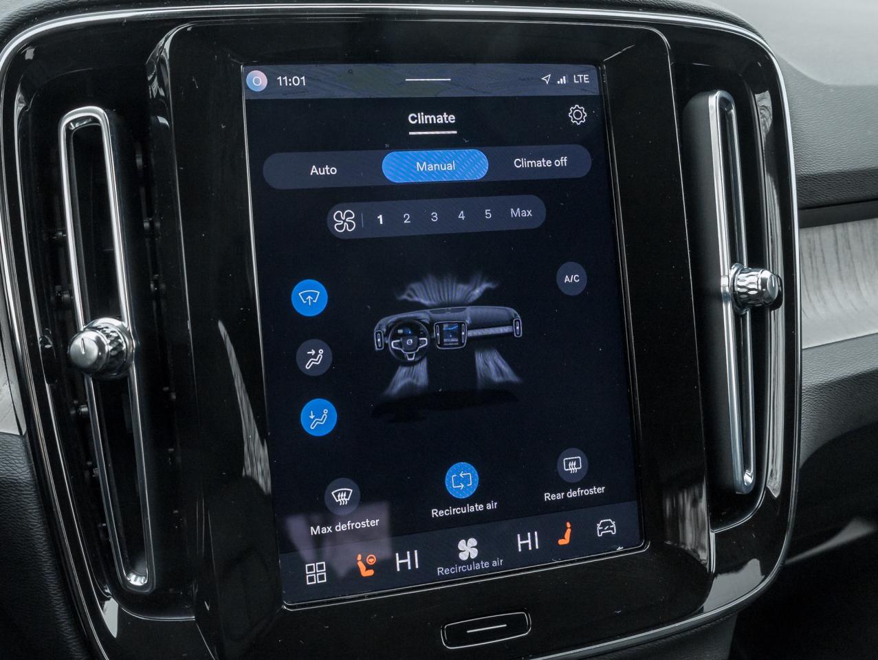 2025 Volvo XC40 B5 AWD  CPO FINANCE RATE 3.49%*(24M)-4%*(48M) Photo