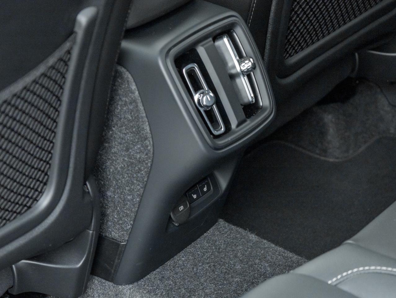 2025 Volvo XC40 B5 AWD  CPO FINANCE RATE 3.49%*(24M)-4%*(48M) Photo