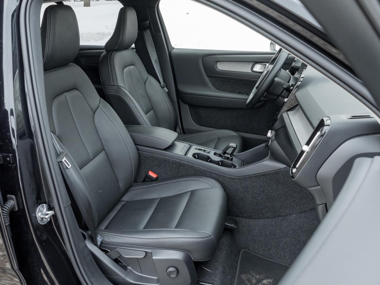 2025 Volvo XC40 B5 AWD  CPO FINANCE RATE 3.49%*(24M)-4%*(48M) Photo