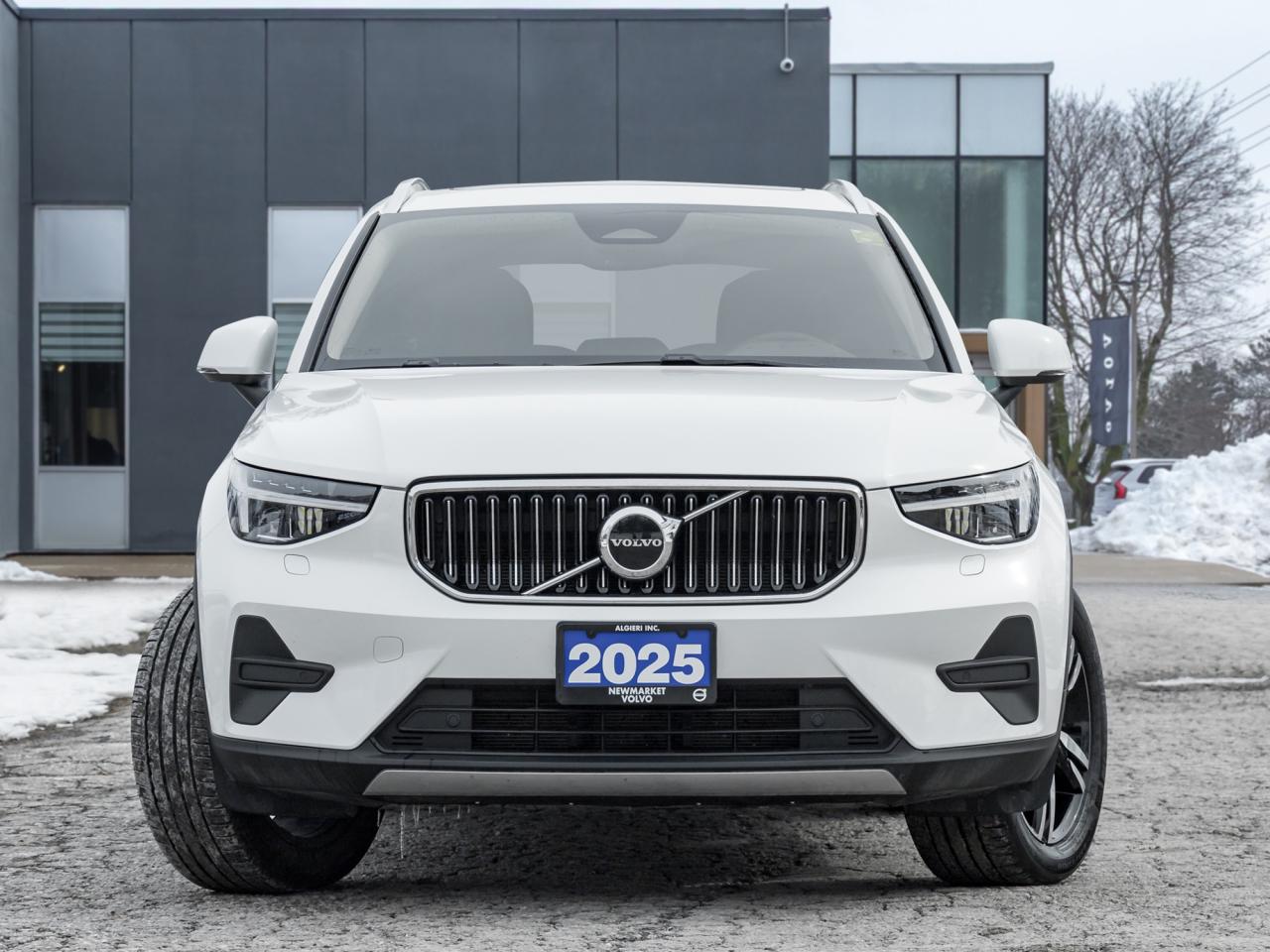 2025 Volvo XC40 B5 AWD Core Bright Theme  CPO FIN RATE 3.49%*-4%* Photo