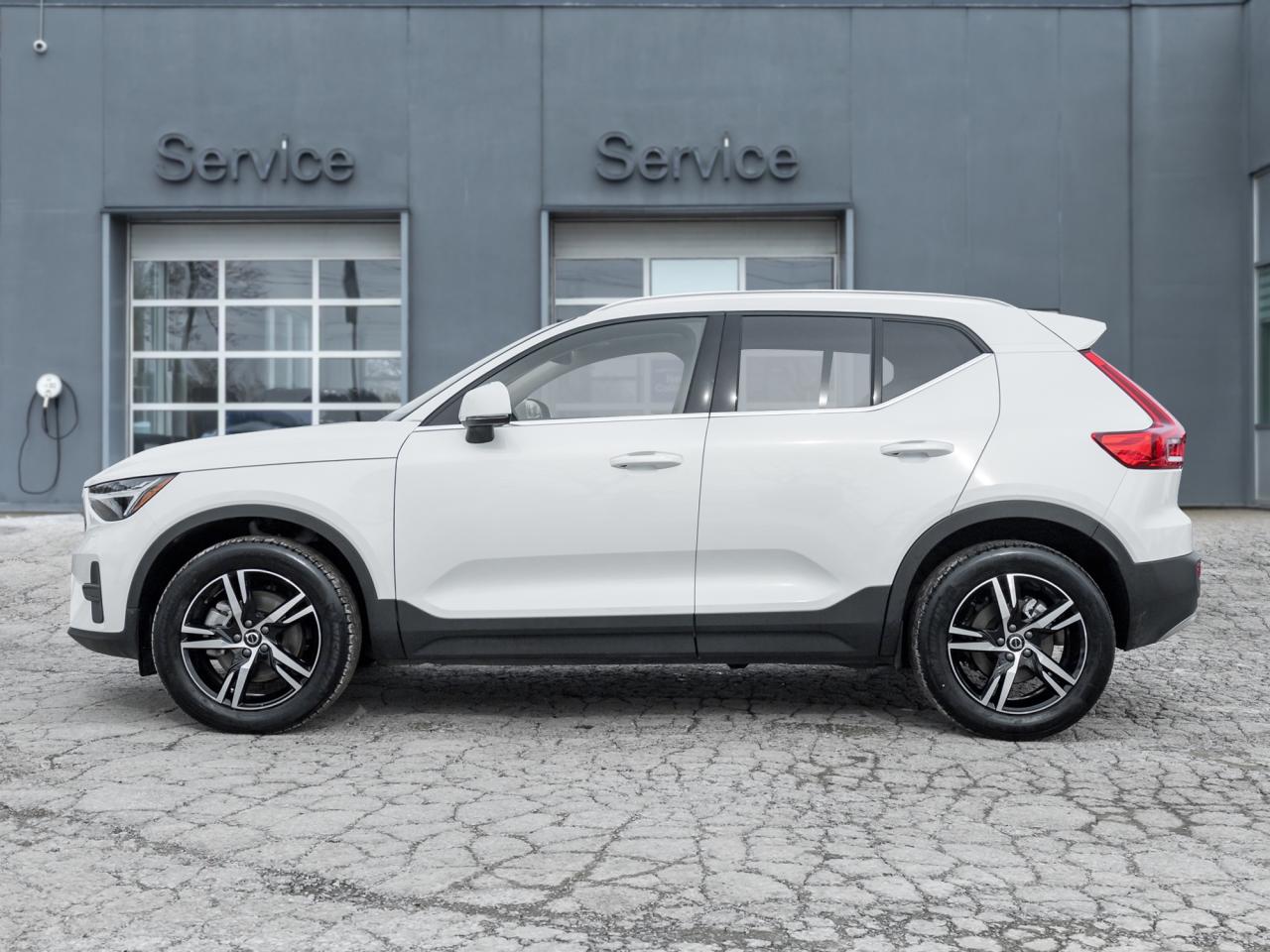 2025 Volvo XC40 B5 AWD Core Bright Theme  CPO FIN RATE 3.49%*-4%* Photo