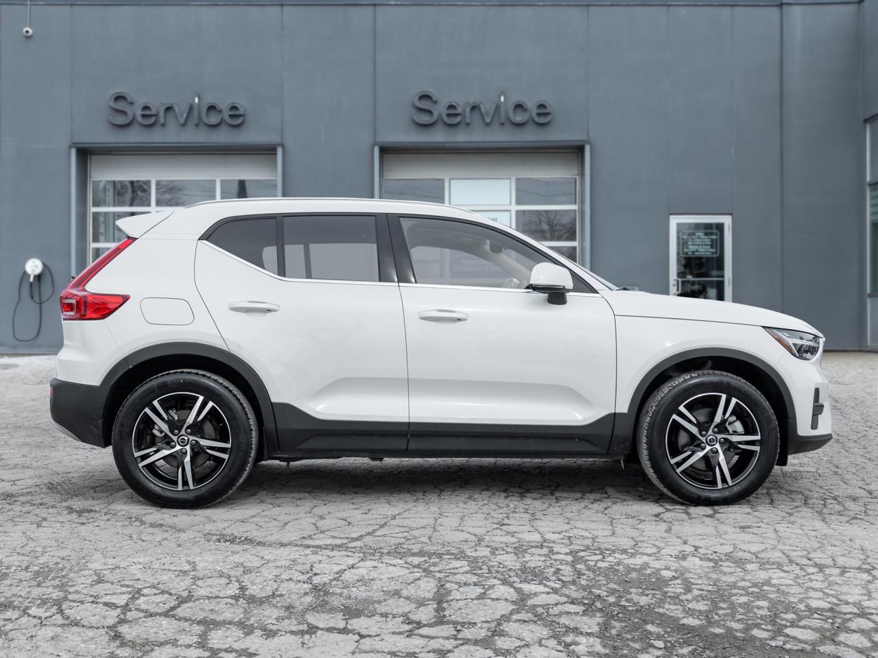 2025 Volvo XC40 B5 AWD Core Bright Theme  CPO FIN RATE 3.49%*-4%* Photo