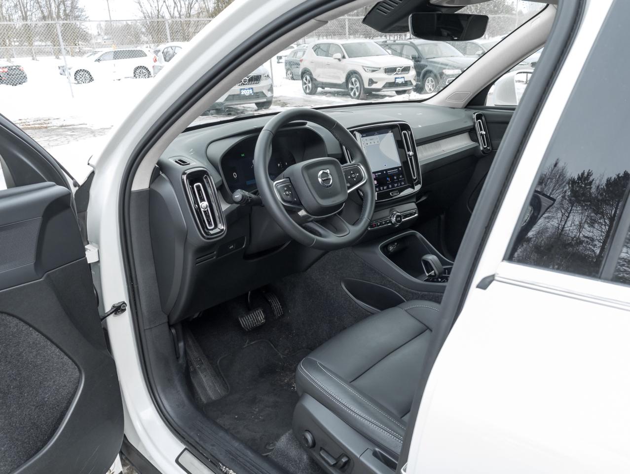 2025 Volvo XC40 B5 AWD Core Bright Theme  CPO FIN RATE 3.49%*-4%* Photo