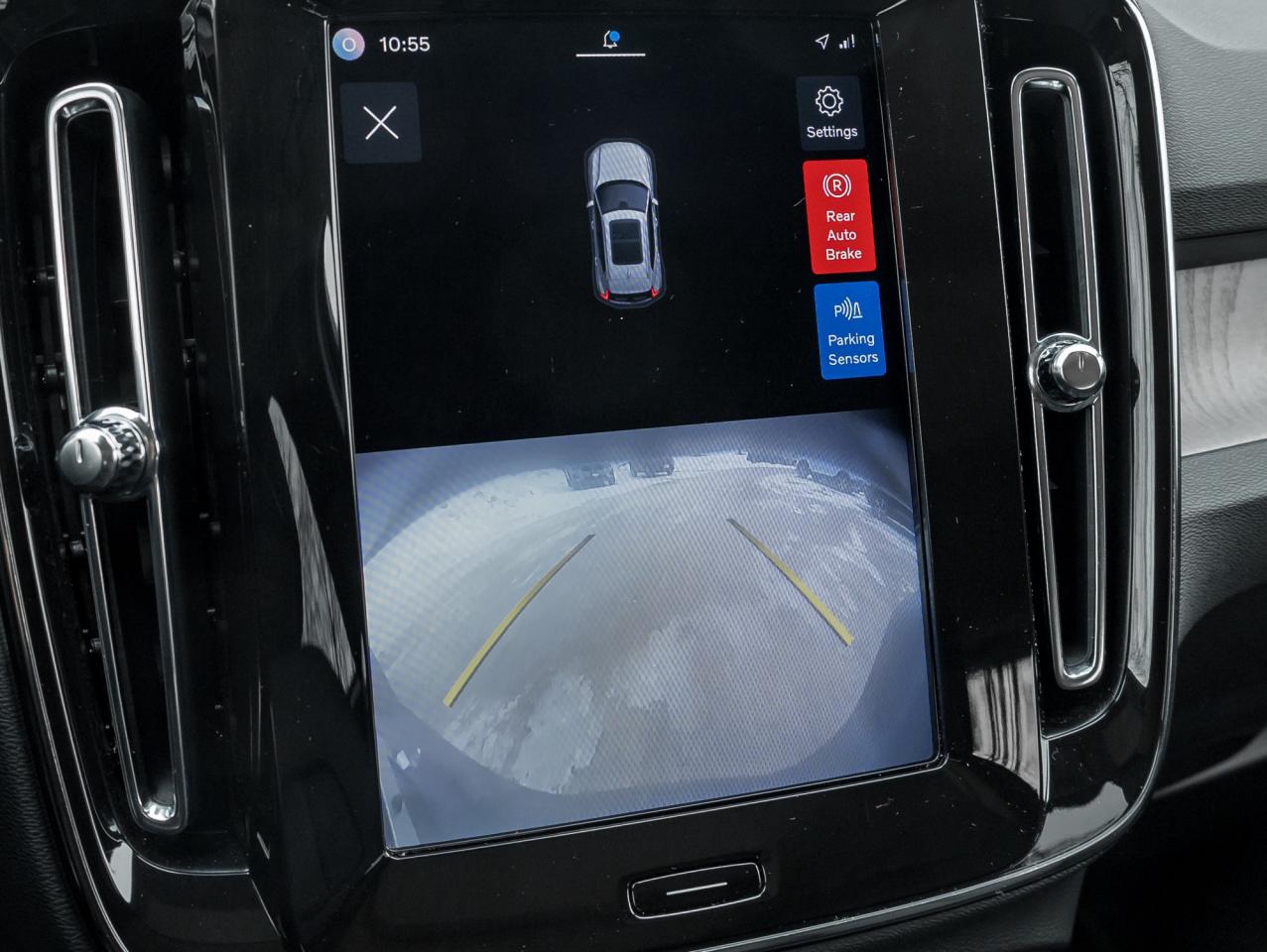 2025 Volvo XC40 B5 AWD Core Bright Theme  CPO FIN RATE 3.49%*-4%* Photo