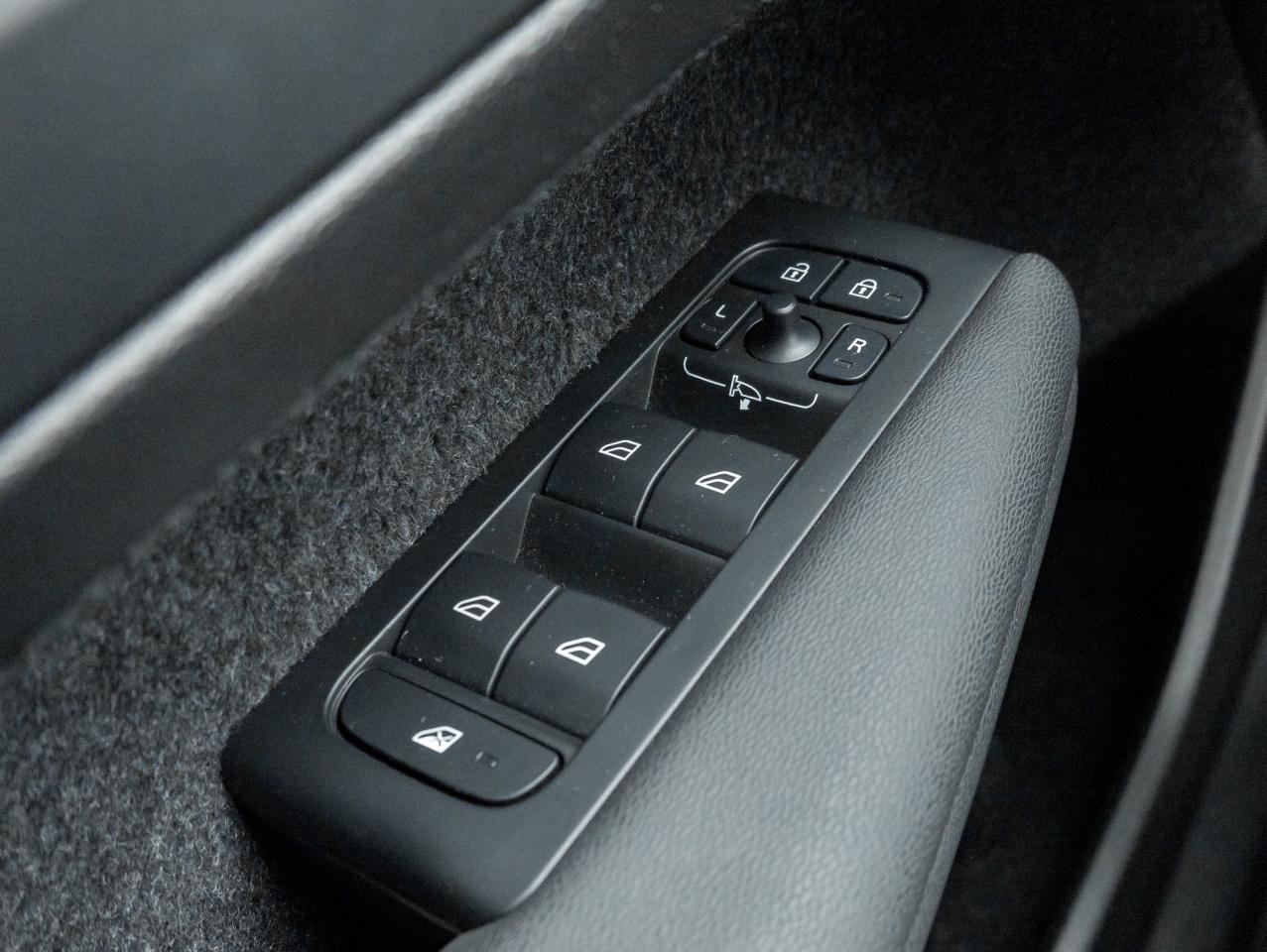 2025 Volvo XC40 B5 AWD Core Bright Theme  CPO FIN RATE 3.49%*-4%* Photo