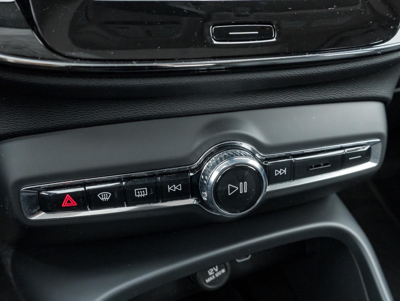 2025 Volvo XC40 B5 AWD Core Bright Theme  CPO FIN RATE 3.49%*-4%* Photo