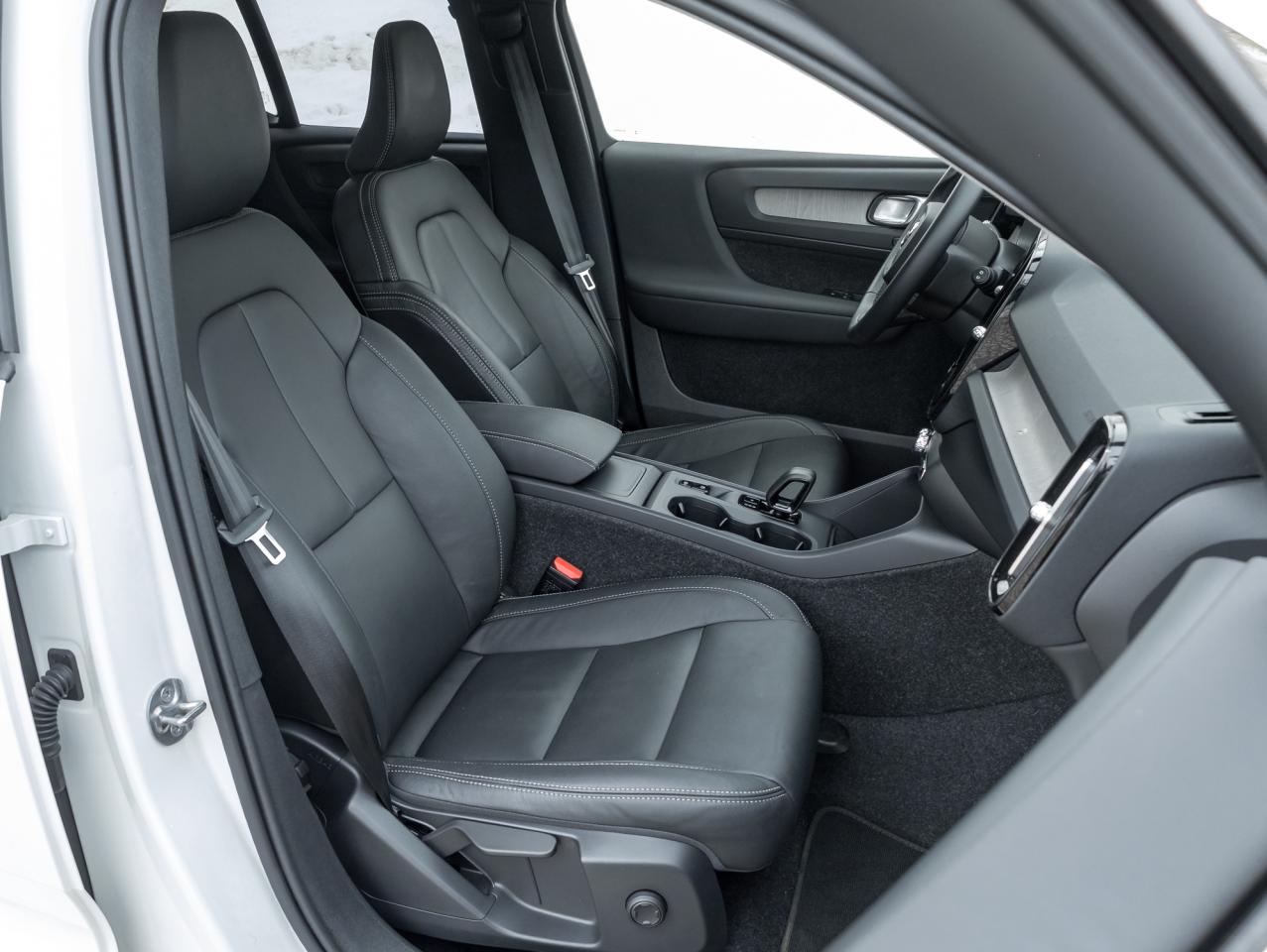 2025 Volvo XC40 B5 AWD Core Bright Theme  CPO FIN RATE 3.49%*-4%* Photo