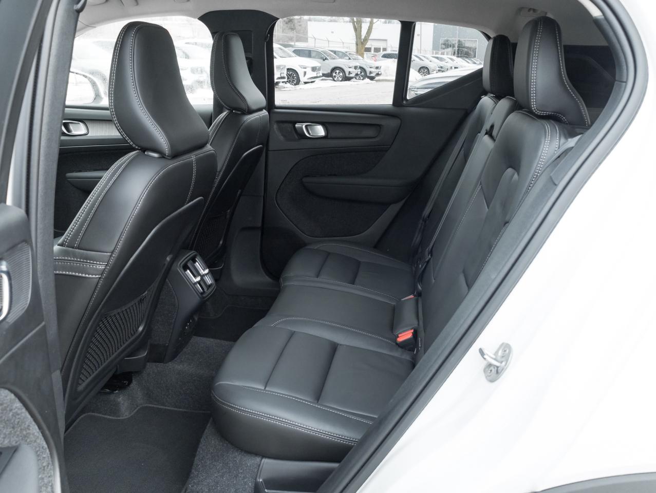 2025 Volvo XC40 B5 AWD Core Bright Theme  CPO FIN RATE 3.49%*-4%* Photo