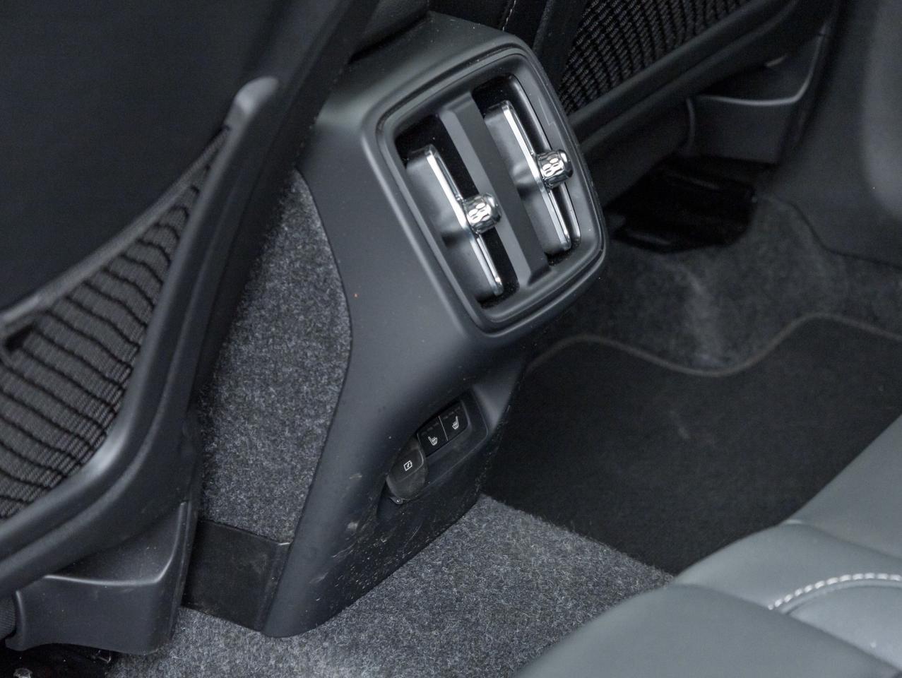 2025 Volvo XC40 B5 AWD Core Bright Theme  CPO FIN RATE 3.49%*-4%* Photo