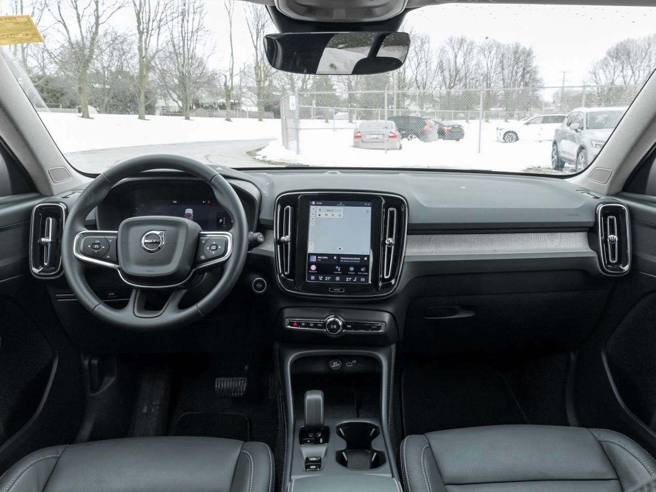 2025 Volvo XC40 B5 AWD Core Bright Theme  CPO FIN RATE 3.49%*-4%* Photo