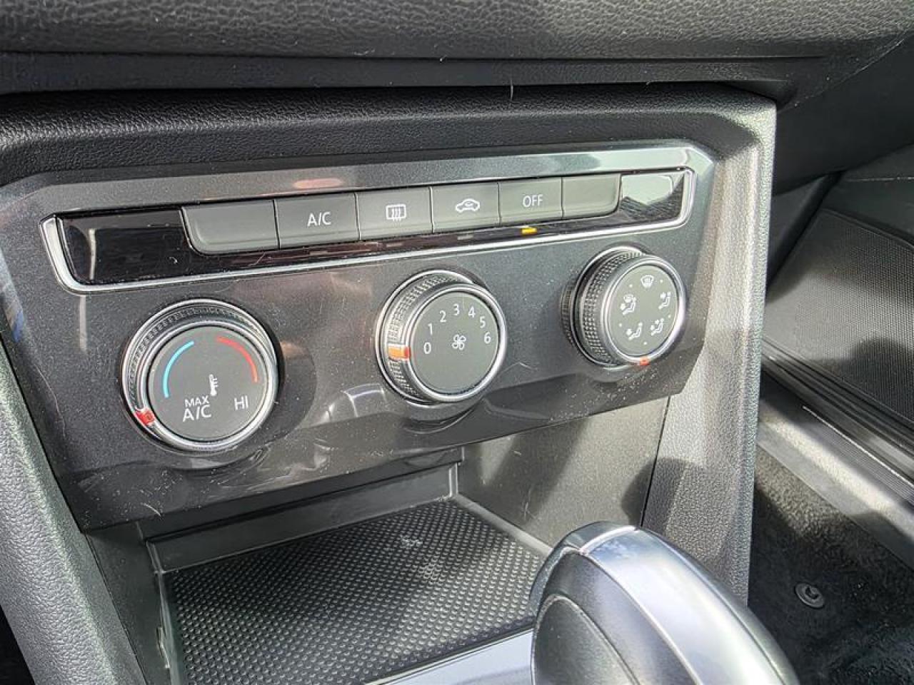 2018 Volkswagen Tiguan Trendline 2.0T 8sp at w/Tip W/Winter tire pkg Photo