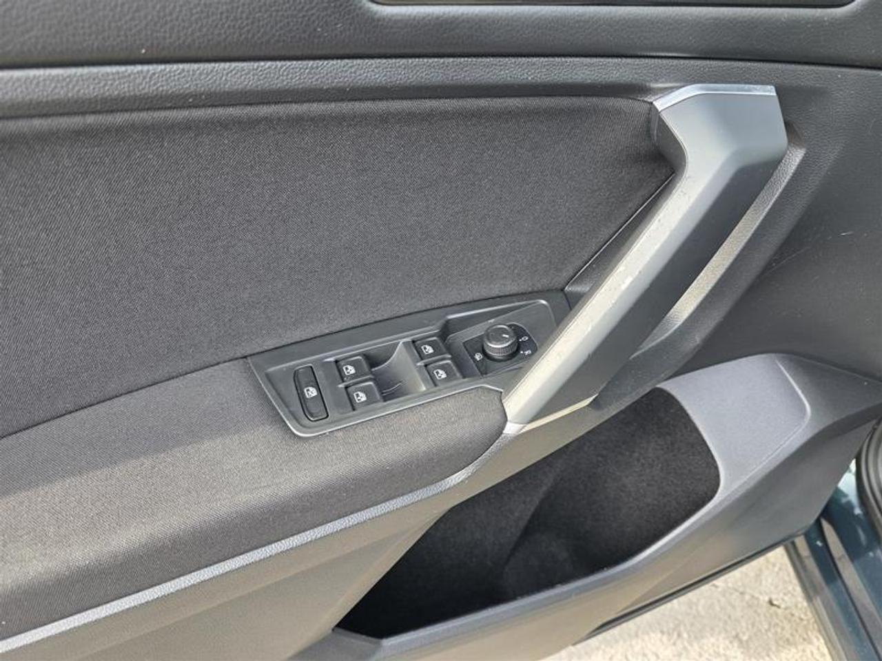 2018 Volkswagen Tiguan Trendline 2.0T 8sp at w/Tip W/Winter tire pkg Photo