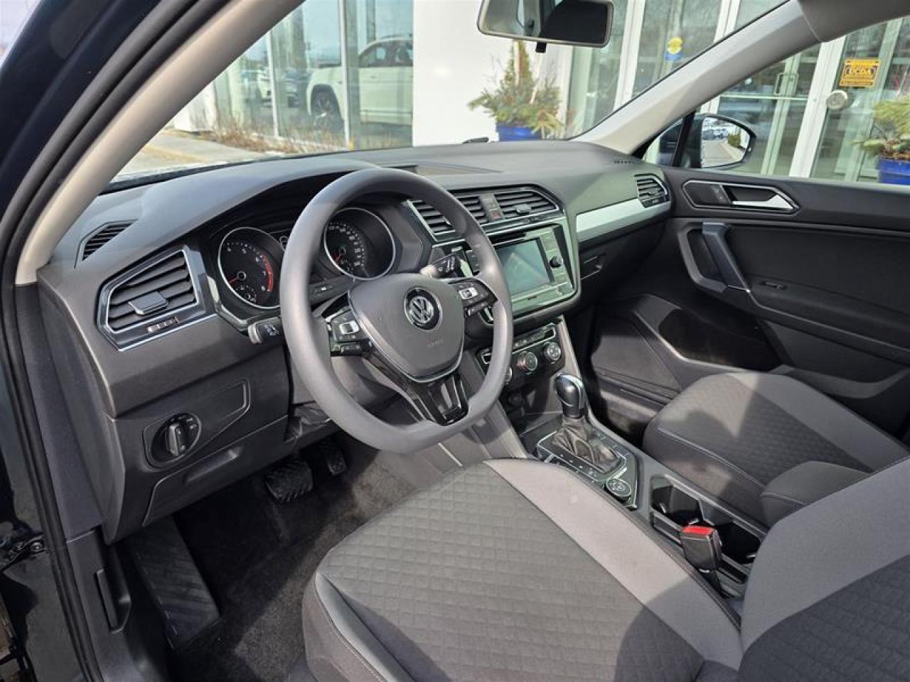 2018 Volkswagen Tiguan Trendline 2.0T 8sp at w/Tip W/Winter tire pkg Photo