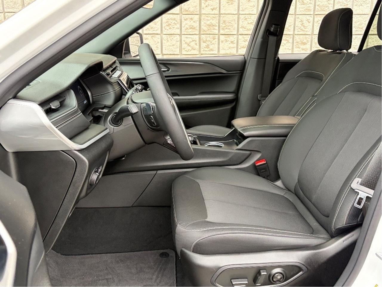 2025 Jeep Grand Cherokee Laredo 4dr 4x4 Photo