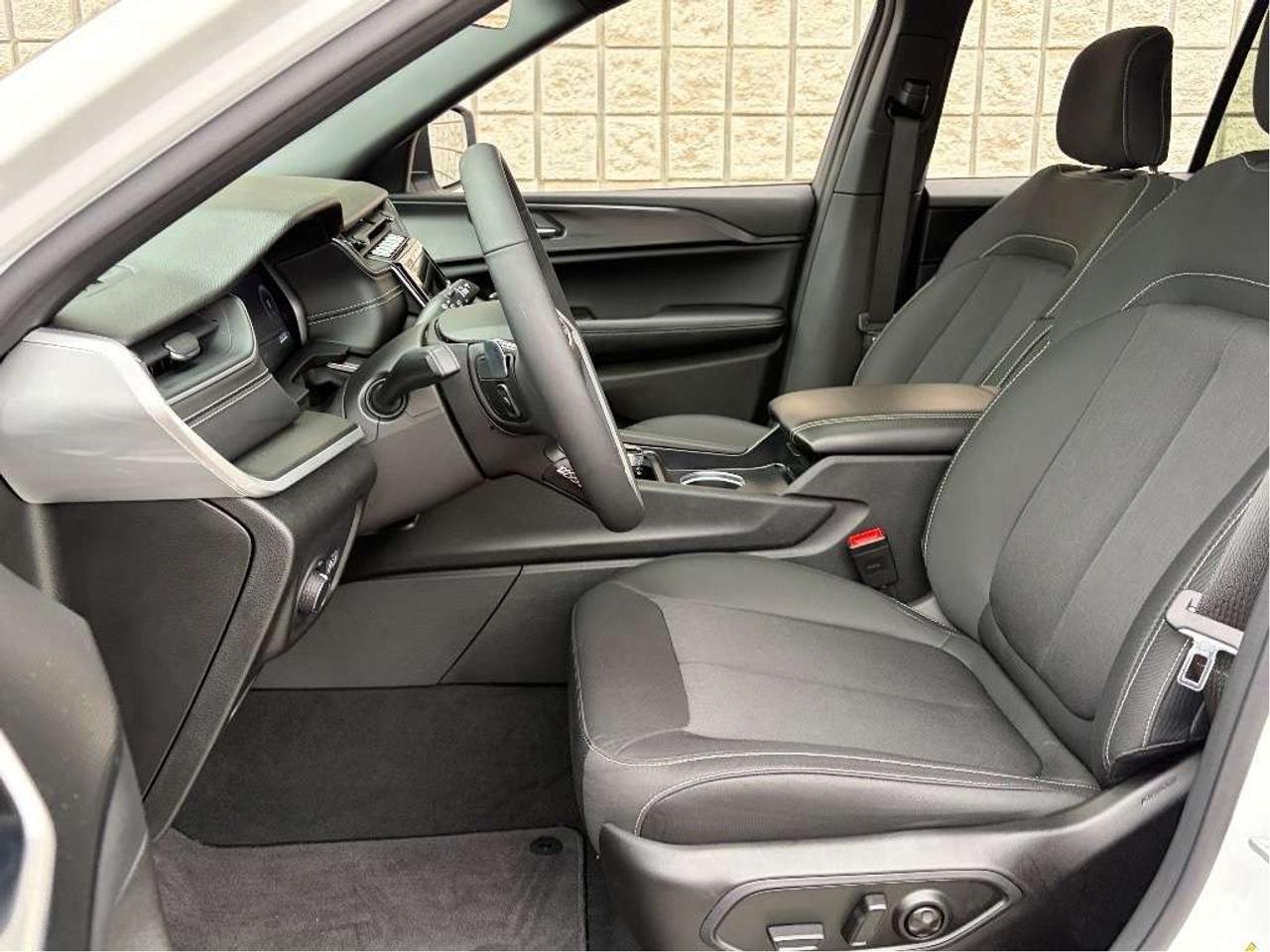 2025 Jeep Grand Cherokee Laredo 4dr 4x4 Photo