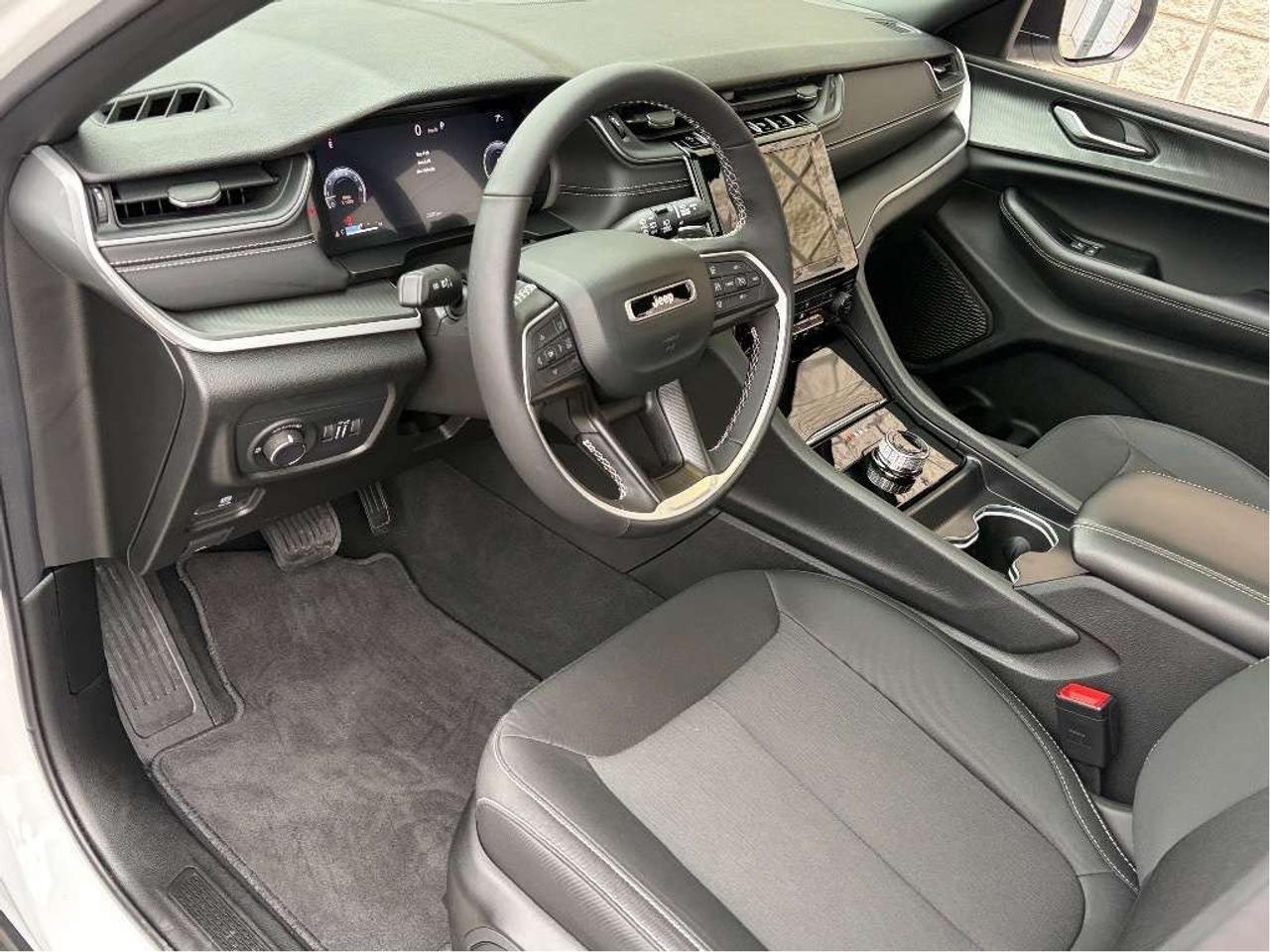 2025 Jeep Grand Cherokee Laredo 4dr 4x4 Photo